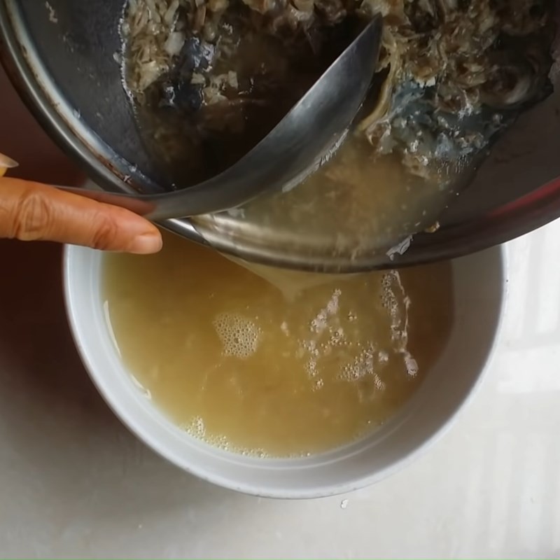 Lọc lấy nước dùng từ xương cá