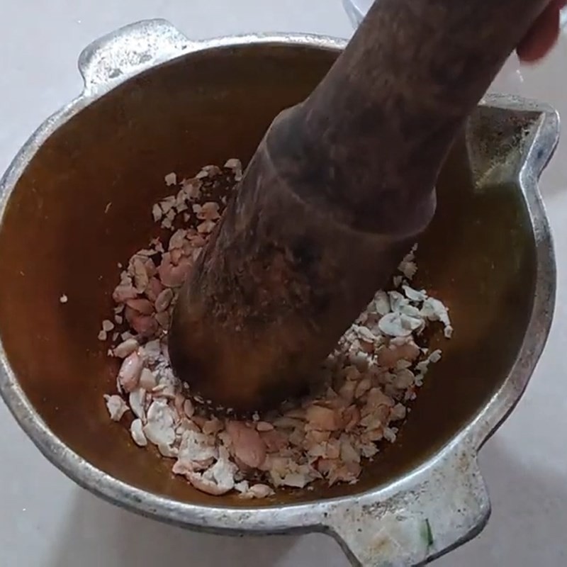 Phi hành tím thơm lừng trước khi xào đậu phộng cho canh bí đao ngon