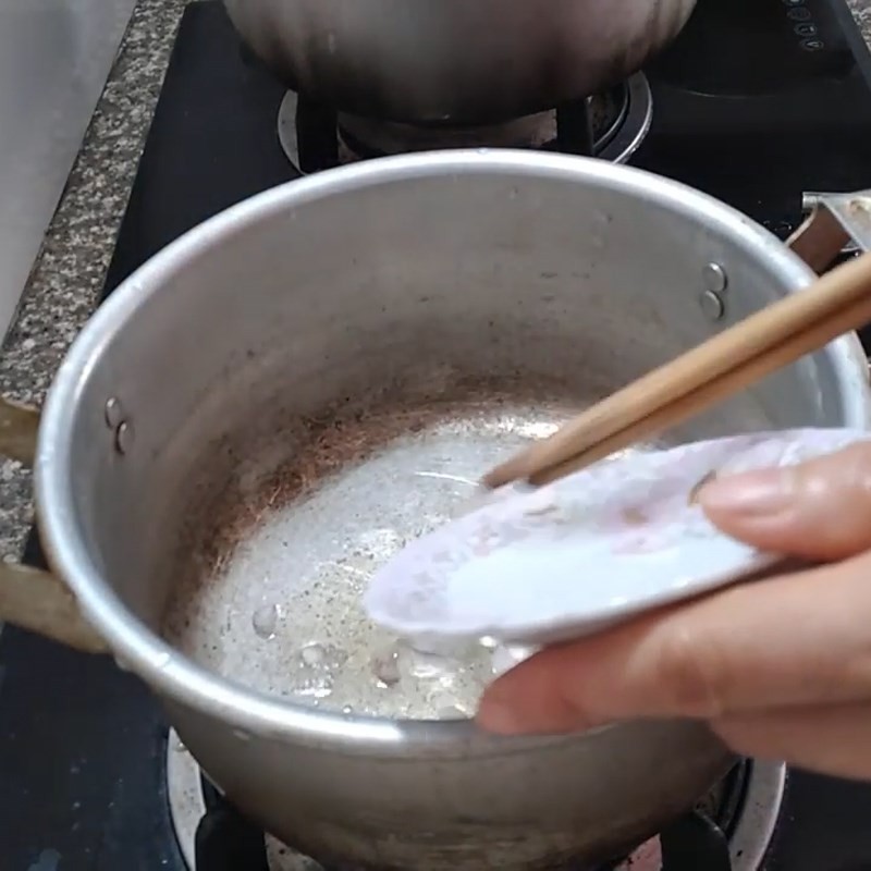 Xào đậu phộng đã giã nhuyễn để dậy mùi thơm đặc trưng
