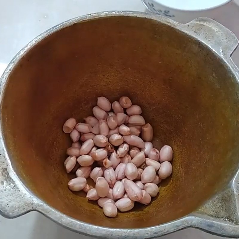Giã nhuyễn đậu phộng để tạo độ béo cho canh bí đao ngon