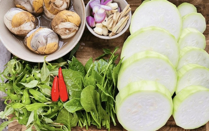 Bầu được thái miếng dày cho món om trứng vịt lộn