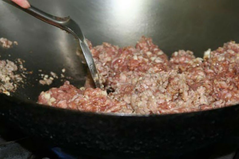 Nồi canh bầu thịt băm đang sôi