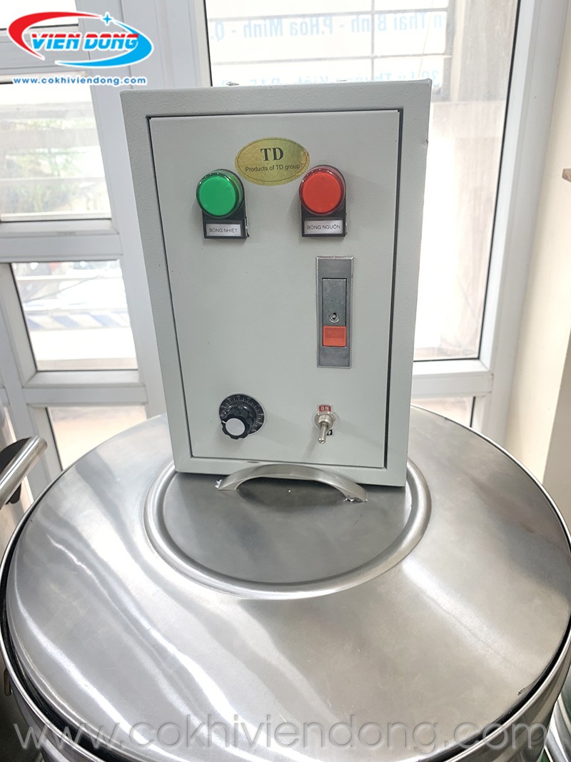 Kỹ thuật viên đang đấu dây điện vào aptomat cho nồi nấu phở, hướng dẫn cách đấu tủ điện nồi nấu phở