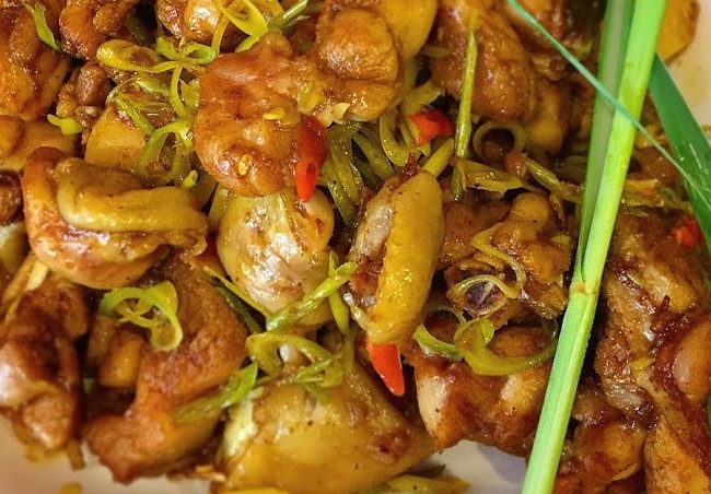 Đĩa giò heo kho sả ớt vàng óng, thấm vị, sẵn sàng thưởng thức – minh chứng cho cách nấu món ăn ngon nhất.