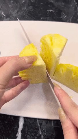 Hình ảnh dứa và cà chua được thái nhỏ, chuẩn bị cho bước nấu canh thịt chua.