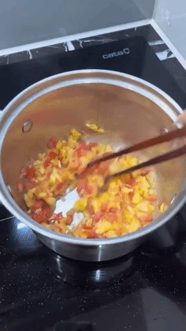 Quá trình xào săn thịt heo xay và thêm dứa, cà chua để tạo nền vị cho món canh thịt chua.