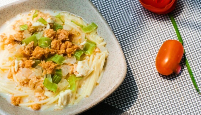 Món mì trứng gà kết hợp rau củ, một trong những cách nấu mì ý cho bé dễ thực hiện tại nhà.