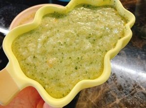 Bé ăn dặm thích thú với bát cháo cá hồi súp lơ khoai lang