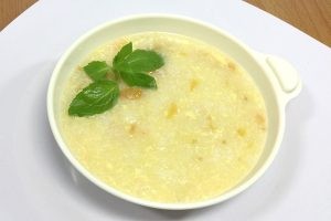 Cháo yến mạch cá hồi súp lơ xanh chuẩn bị cho bữa ăn dặm của bé