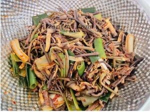 Món canh bò cay Hàn Quốc Yukgaejang đang sôi trên bếp