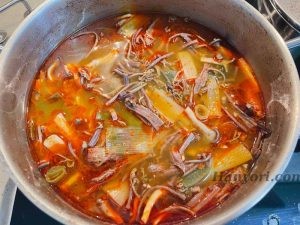 Thành phẩm món canh bò cay Hàn Quốc Yukgaejang nóng hổi