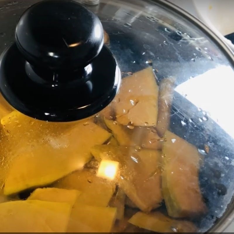 Bí đỏ đang được hầm chín mềm trong nồi
