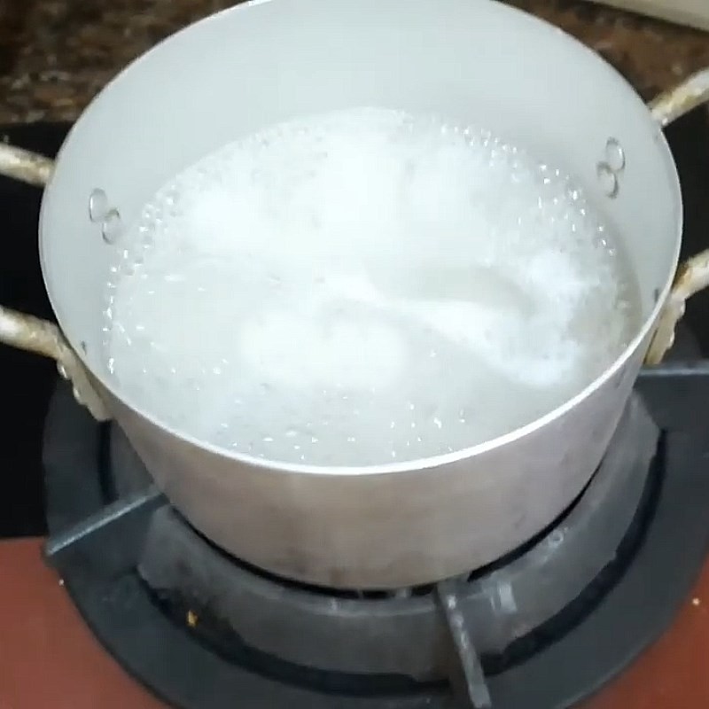 Bí đỏ và hạt sen đang được hầm mềm trên bếp