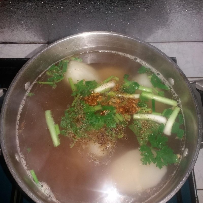 Nồi củ cải trắng đang hầm lấy nước dùng ngọt thanh cho món chay