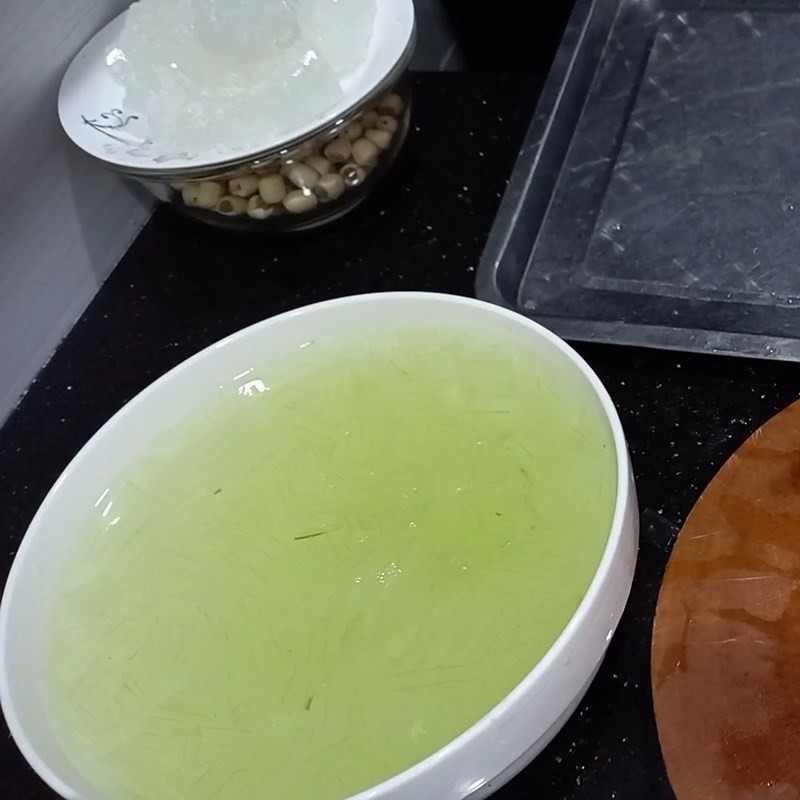 Bóp nha đam với muối để loại bỏ nhớt