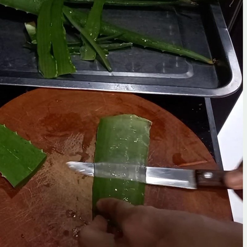 Sơ chế nha đam cho món chè hạt sen đậu xanh nha đam