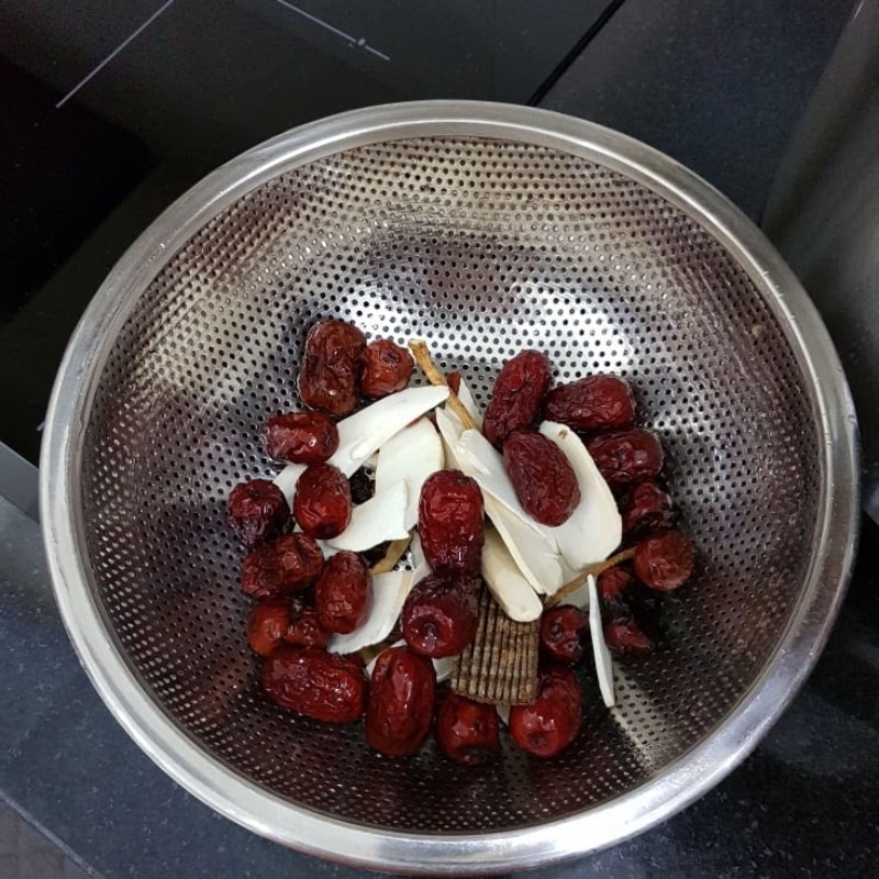 Gói thuốc bắc đã rửa sạch sẵn sàng cho vào nồi lẩu đuôi bò