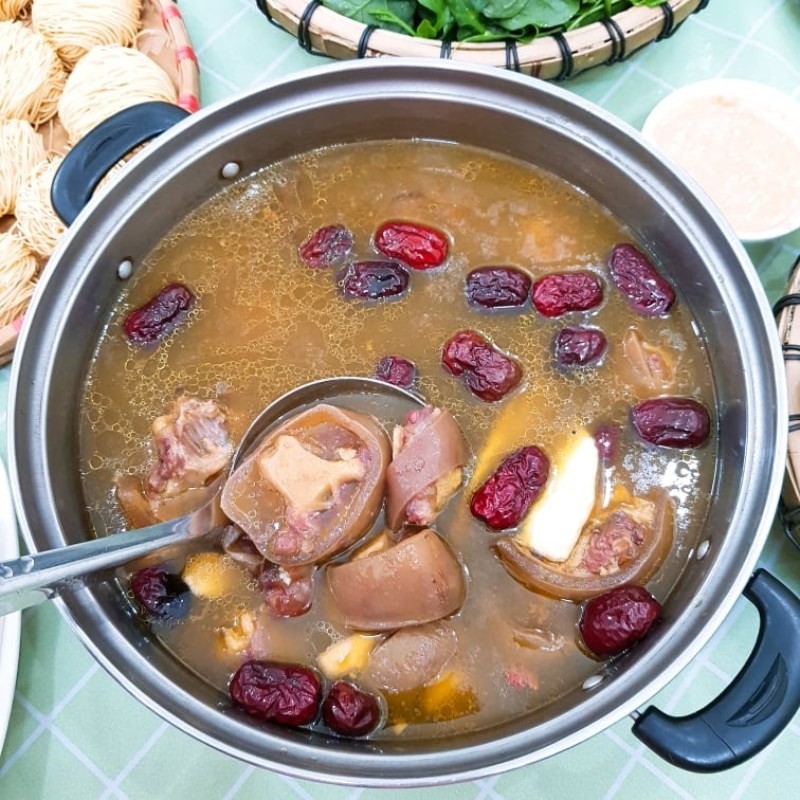Nước lẩu đuôi bò thuốc bắc được nêm nếm gia vị vừa ăn