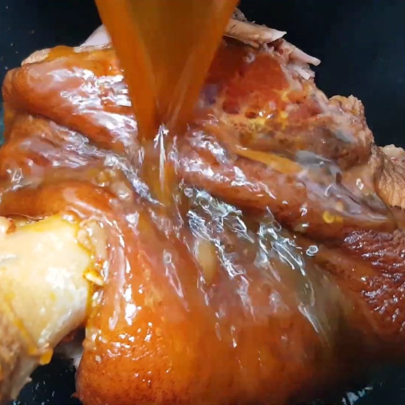 Chuyển giò heo và nước sốt sang nồi áp suất để hầm mềm nhừ