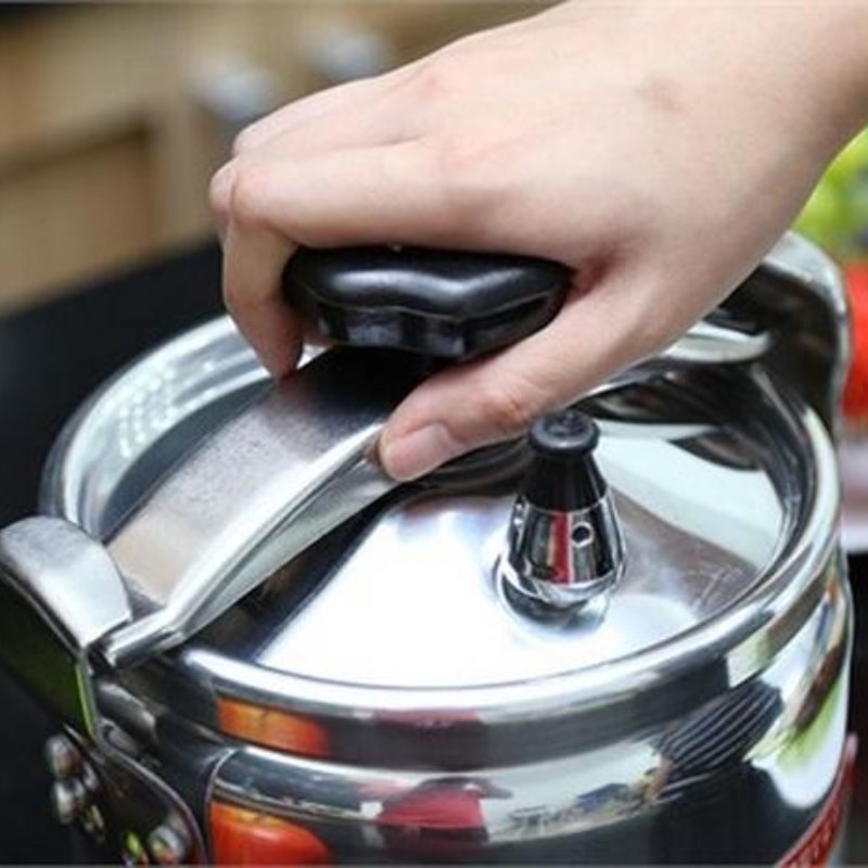 Giò heo đang được hầm trong nồi áp suất để đạt độ mềm hoàn hảo