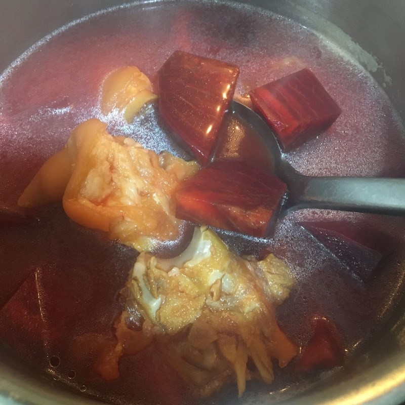 Nồi canh giò heo hầm củ dền đã hoàn thành, màu sắc đẹp mắt