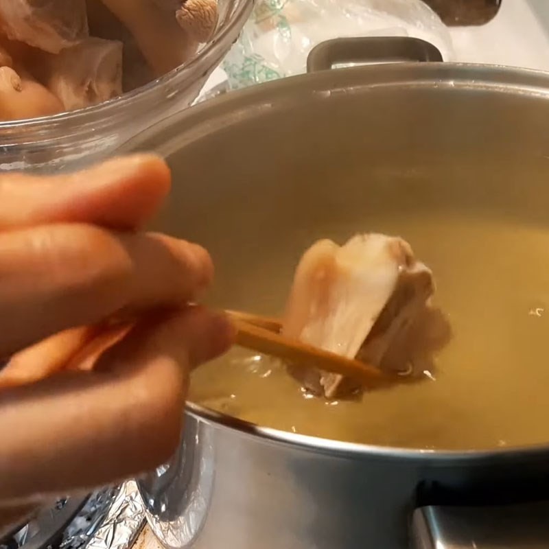 Hầm giò heo mềm ngon cho nước dùng bánh canh cua