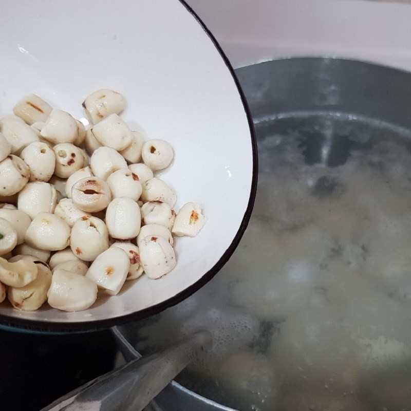 Nồi canh khoai sọ chay đang được hầm trên bếp với các loại đậu và hạt sen