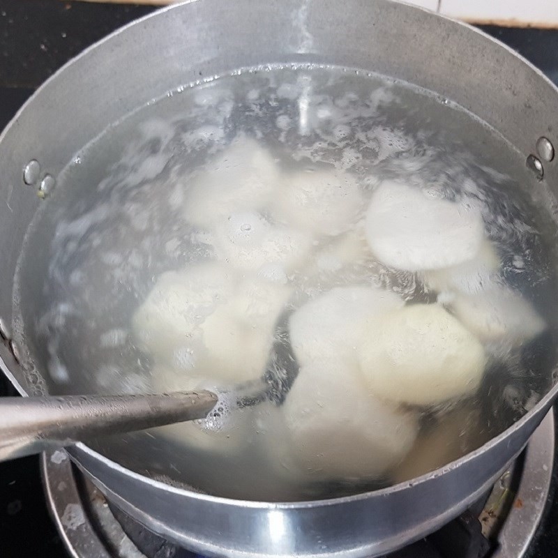 Hầm khoai sọ và hạt sen trong nồi nước dùng chay