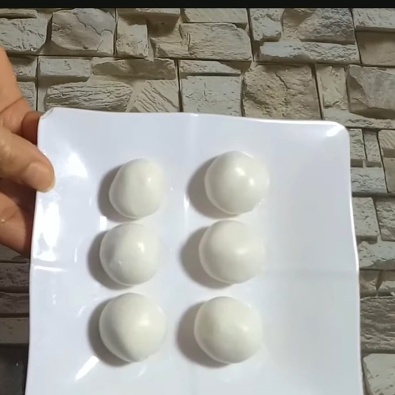 Tạo hình bánh trôi nước nhân dừa tròn đều, đẹp mắt