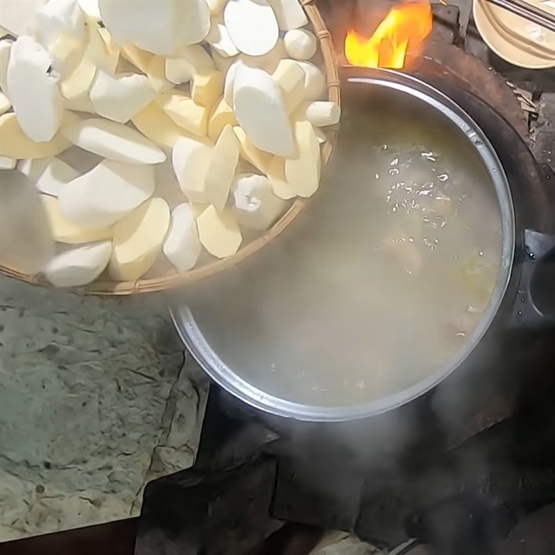 Hầm củ sắn và thịt gà tạo nên món canh đậm đà