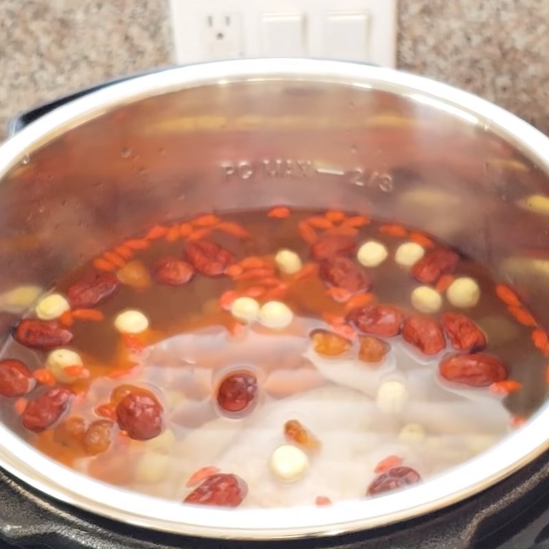 Đậy nắp nồi áp suất, bắt đầu quá trình hầm để tạo ra món canh ngũ quả bổ dưỡng