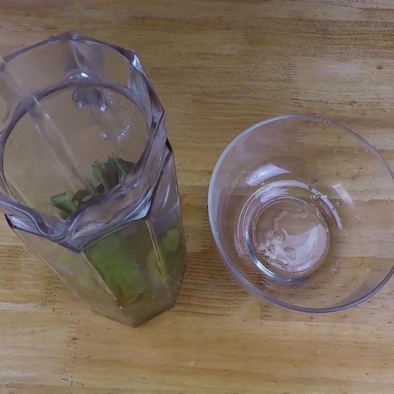 Tráng lá chè xanh bằng nước sôi để làm sạch và làm ấm lá
