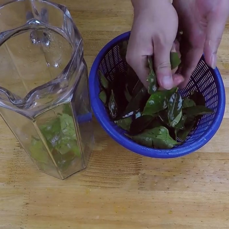 Cho lá chè xanh đã vò nhẹ vào bình hãm trà