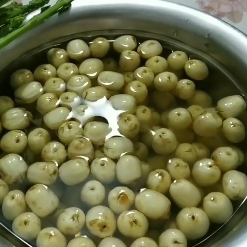 Hầm nước dùng gà và hạt sen cho món súp gân bò