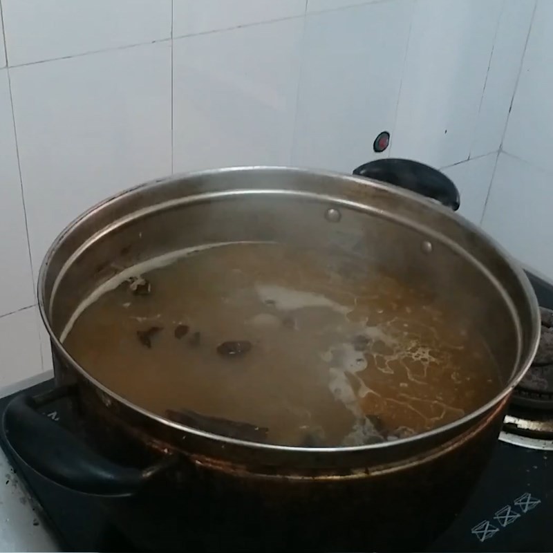 Nước dùng lẩu gầu bò đang hầm, hương thơm tỏa ngào ngạt