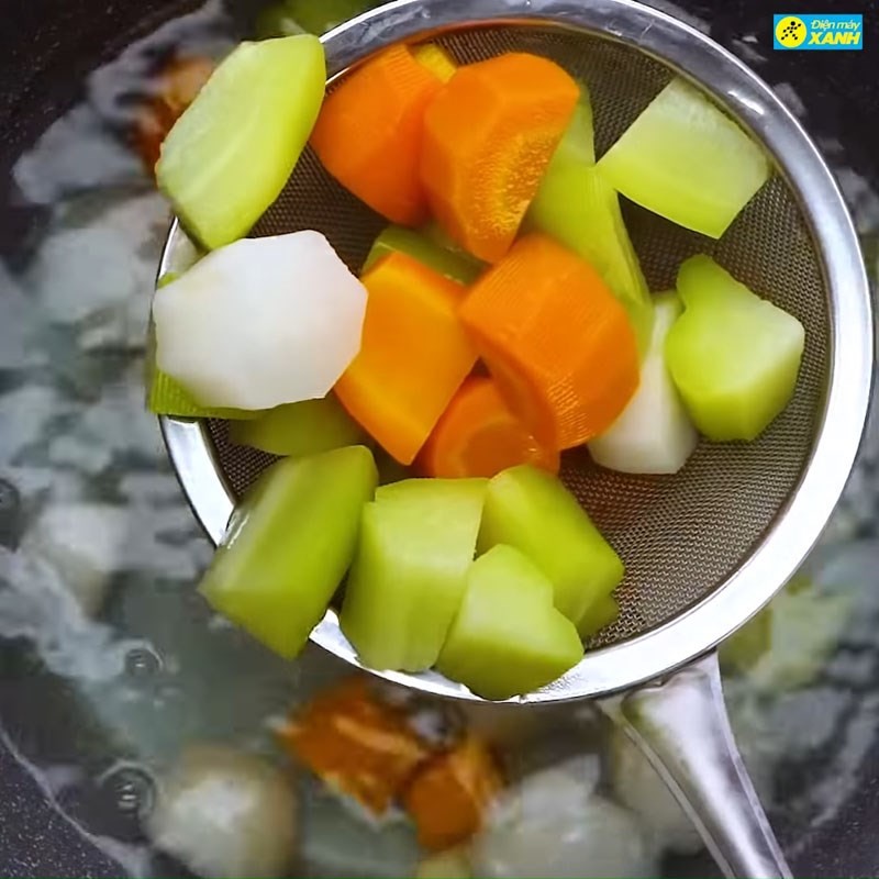 Nước dùng rau củ đang được hầm