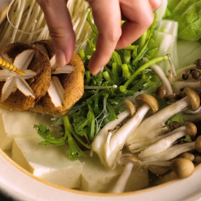 Rau củ và nấm đang hầm trong nước lẩu Shabu Shabu thơm ngon