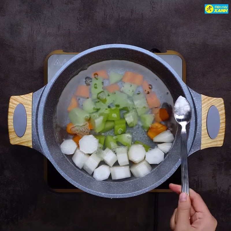 Hầm rau củ trong nồi để lấy nước dùng ngọt thanh cho bún đậu chay