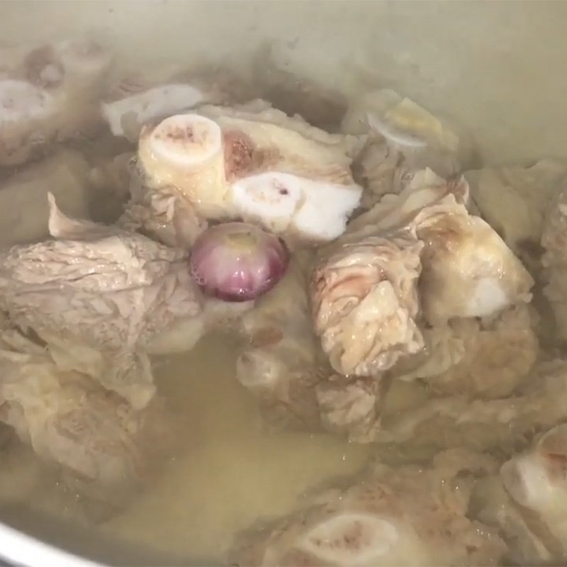 Sườn bò đã hầm mềm, chuẩn bị cho đu đủ vào nồi.