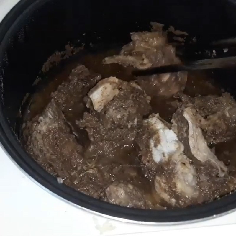 Nồi áp suất đang hầm sườn bò, tiết kiệm thời gian nấu nướng.