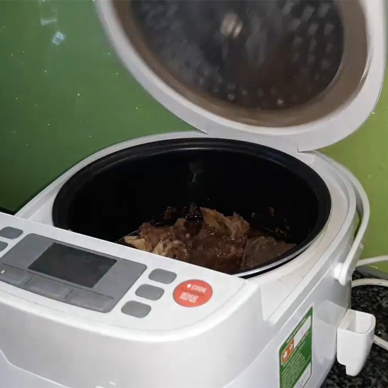 Sườn bò sau khi hầm trong nồi áp suất, thịt đã mềm và thấm vị.