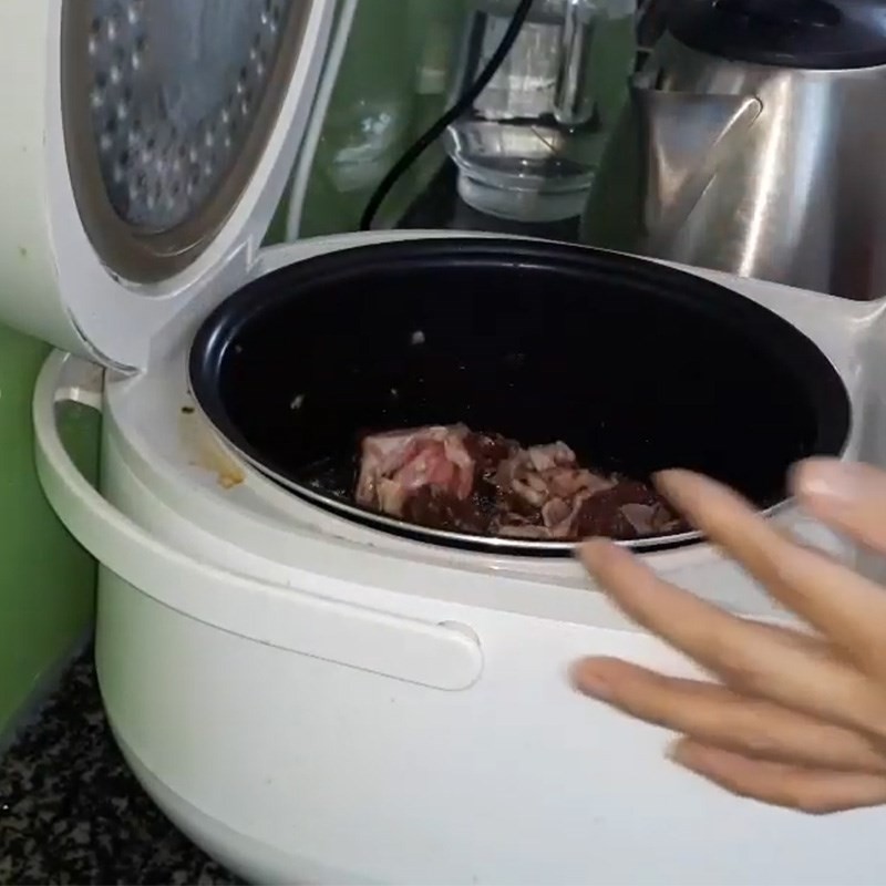 Sườn bò đã ướp được cho vào nồi áp suất để hầm, giúp thịt nhanh mềm.