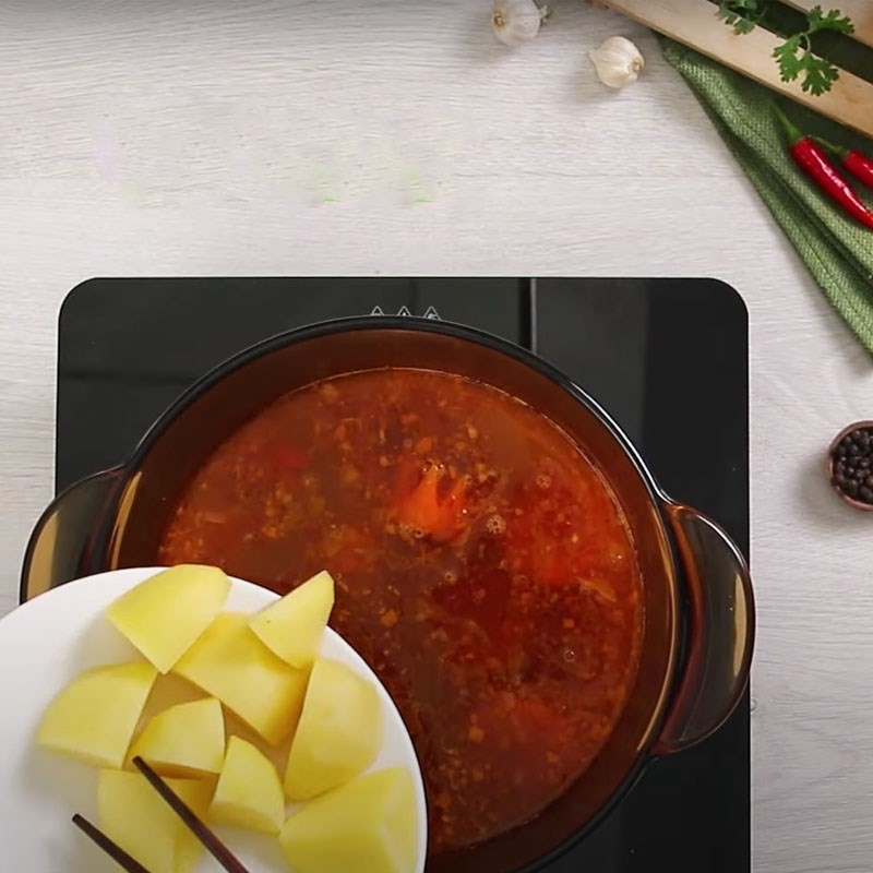 Thịt bò và rau củ đang hầm