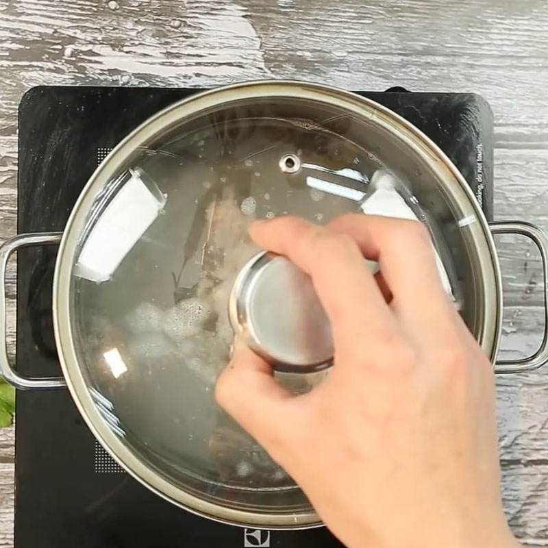 Ninh xương heo trong nồi lớn để lấy nước dùng ngọt thanh cho canh mực nhồi thịt
