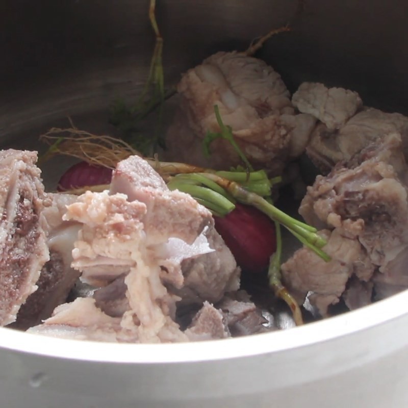 Nồi xương heo đang hầm tạo độ ngọt cho cháo canh