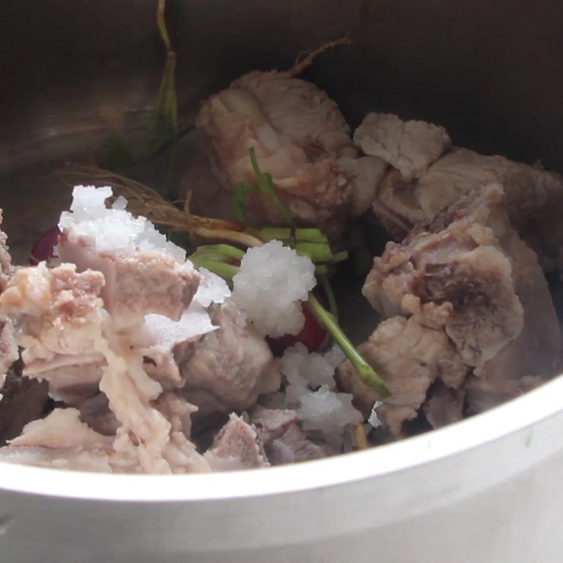 Nước dùng xương heo trong nồi sau khi hầm