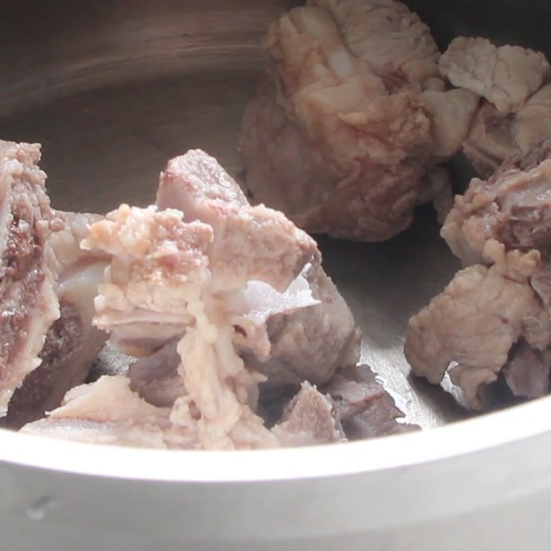 Hầm xương heo cùng hành tím và rễ ngò cho nước dùng cháo canh Nghệ An