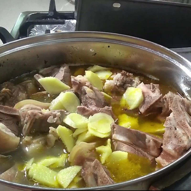 Hầm thịt dê cùng xương heo để tạo độ ngọt sâu