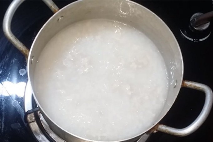 Nấu cháo nghêu: Hầm nhừ gạo cho đến khi hạt nở bung, mềm mịn