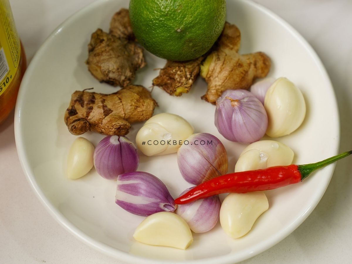 Chuẩn bị hành, tỏi, gừng, chanh, ớt tươi cho cách vịt nấu chao khoai môn